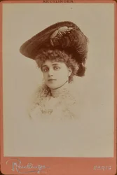 Donna elegante con cappello - Charles Reutlinger