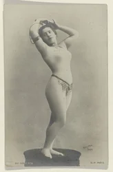 Ritratto di una ballerina sconosciuta in abiti succinti su un programma per un concerto, pubblicità per Comptoir Photographique de l