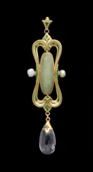 Pendente (oro, smalto, gemma verde traslucida e perla)