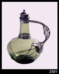 Decanter in vetro verde con montatura in argento con marchio del Guild of Handicraft, 1901