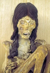 Corpo mummificato di una giovane donna