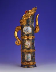 Magnifico ewer imperiale in oro, cloisonné e smalto di Pechino, Duomuhu, inciso con marchio a quattro caratteri Qianlong e del periodo, Officine del Palazzo, 1736-1795
