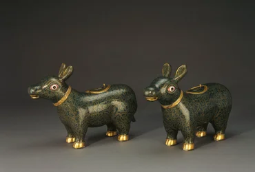 Coppia di vasi a forma di tapiro in smalto cloisonné