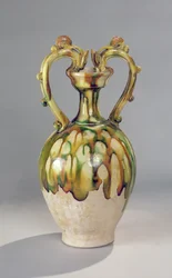 Anfora con manici a forma di teste di drago con smalto a tre colori, Dinastia Tang, 618-907