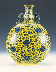 Fiasca lunare smaltata in blu e giallo con motivo di peonia e loto, c.1723-1735