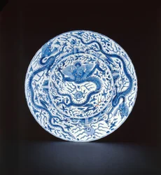 Piatto blu e bianco dipinto con draghi, Wanli o Chongzheng, 1600-35 (porcellana)