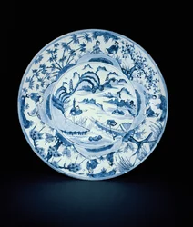 Piatto blu e bianco dipinto con pescatori in una scena fluviale, Tianqi o Chongzheng, 1620-30 (porcellana)