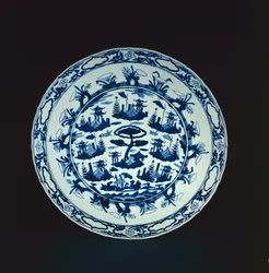 Piatto blu e bianco dipinto con isole rocciose e padiglioni, Wanli o Tianqi, 1600-25 (porcellana)