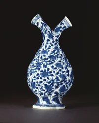 Bottiglia doppia blu e bianca in forma di vetro europeo, periodo Kangxi (1662-1722)