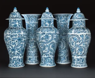 Garniture blu e bianca, periodo Kangxi
