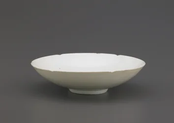 Ciotola con decorazione incisa, Cina sudorientale, dinastia Song settentrionale o Song meridionale