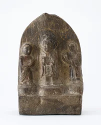 Tavoletta buddista raffigurante tre figure in piedi, Periodo delle Divisioni, 536 d.C.