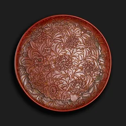 Piatto intagliato con il marchio di Xuande (1426-36) alla base, cinese