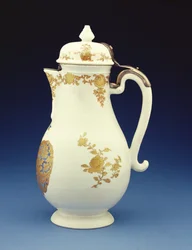 Caffettiera di forma Meissen decorata prevalentemente in oro con le armi di Gustav Gabriel Loodh, periodo Qianlong (vista laterale di 210133)