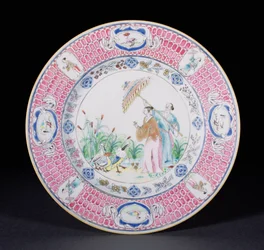 Piatto da cena dipinto in Famille Rose raffigurante La Dame au Parason, dopo un disegno di Cornelis Pronk, periodo Qianlong c.1734