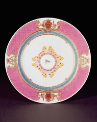 Piatto da cena dipinto in smalti Famille Rose con le armi dei Grimaldi di Castro, periodo Yongzheng c.1735