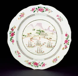 Piatto da cena dipinto in smalti Famille Rose raffigurante Table Mountain e quattro navi con bandiera olandese al largo del Capo di Buona Speranza, periodo Qianlong c.1770