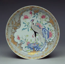 Piatto dipinto con un uccello dalla lunga coda, rocce e fiori, periodo Yongzheng, 1725-35
