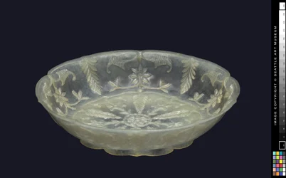 Piatto con disegno floreale, XIX secolo