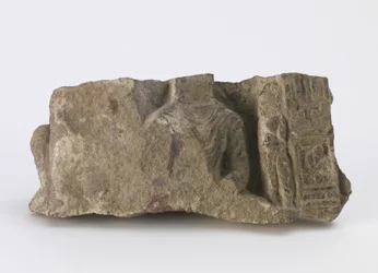 Frammento, che mostra il torso di un Buddha seduto, un Bodhisattva in piedi e due cartigli sul fronte, c.500