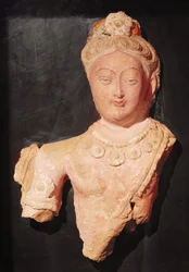 Testa e busto di un Bodhisattva in costume principesco, da Kumtura, Xinjiang, VII-VIII secolo (cob dipinto)