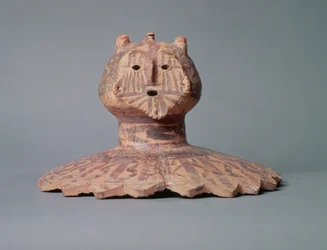 Coperchio di un vaso Yangshao, forse raffigurante il volto di uno sciamano, Periodo Yangshao, c.2500 a.C. (terracotta)