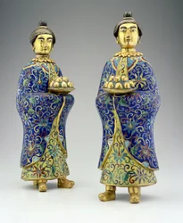 Coppia di attendenti femminili, periodo Qianlong, 1736-95 (smalto cloisonné)