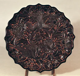 Piatto con motivi floreali e due uccelli, Dinastia Yuan (1271-1368)