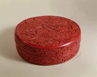 Scatola di lacca rossa decorata con peonie, 1426-27