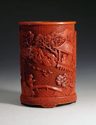 Portapennelli rosso modellato, raffigurante il famoso calligrafo Wang Hsi-chih (c.307-365 d.C.) seduto nel suo rifugio nel padiglione, guardando le oche in uno stagno e un ragazzo che attraversa un ponte, dinastia Ching, periodo Qianlong