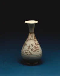 Bottiglia con sottosmalto rosso di Yuhachan, Dinastia Yuan, XIV secolo
