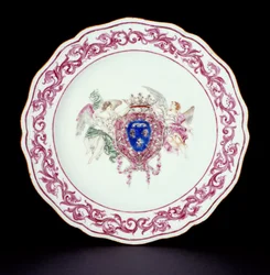 Piatto da cena Rose Famille con le armi di Francia, periodo Qianlong c.1765
