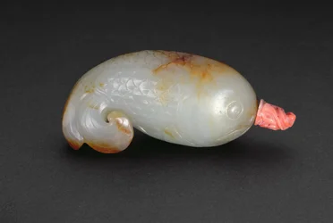 Tabacchiera a forma di pesce con coda a trifoglio arricciata