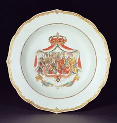 Piatto da zuppa decorato in oro e smalti con le armi di Christian Auguste, Principe di Anhalt-Zerbst e Johanna Elizabeth di Holstein-Gottorp, genitori di Caterina la Grande