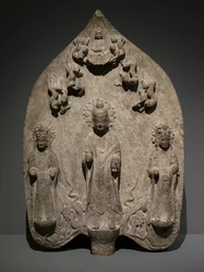 Stele votiva con una triade buddista. Cina del Nord, dinastia Wei orientale