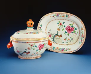 Zuppiera, coperchio e supporto dipinti con il motivo del doppio pavone, periodo Qianlong (1736-95)