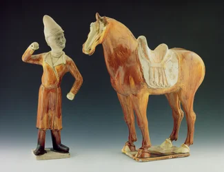 Figura di groom con cappotto e cappello a punta con cavallo sellato, Dinastia Tang 618-906