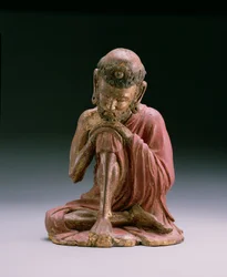 Figura in lacca rossa di Sakyamuni, il fondatore della fede buddista, che emerge dalle montagne, dinastia Yan, 1280-1368