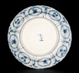 Parte inferiore di un piatto kraak blu e bianco, marchio Egret, Wanli, 1595-1605