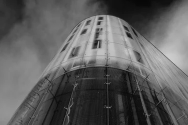 Spettacolare edificio con facciata in vetro curvato