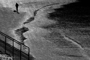 Figura solitaria sulla spiaggia