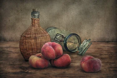 Natura morta con pesche rustiche
