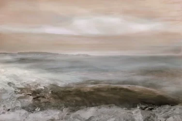 Serenità costiera avvolta dalla nebbia
