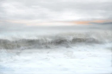 Onde marine avvolte dalla nebbia