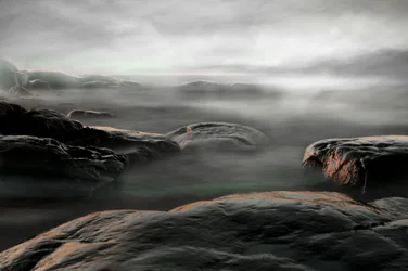 Costa rocciosa avvolta dalla nebbia