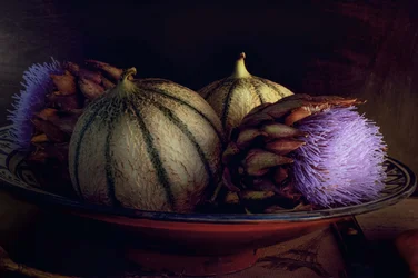 Meloni e cardi viola