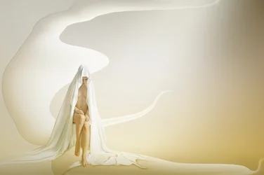 Donna velata in meditazione