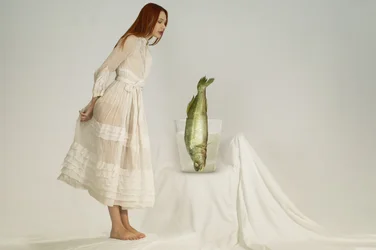 La donna curiosa e il pesce