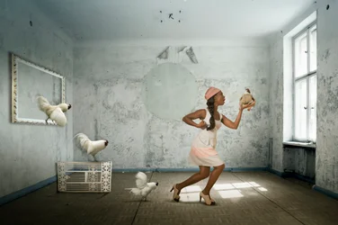 Donna che balla e galline