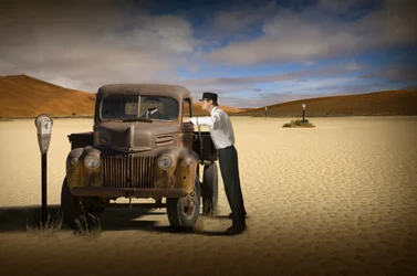 Addetto al parcheggio nel deserto